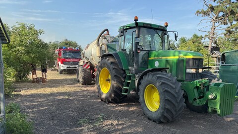 Ein Mitglied der Freiwilligen Feuerwehr und ein Landwirt im Gespräch
