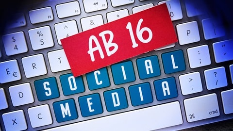 FOTOMONTAGE, Computertastatur mit Aufschrift Social Media und Zettel mit Aufschrift ab 16,