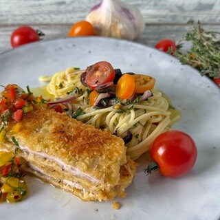 Parmesanschnitzel mit Spaghettisalat und Paprika-Dip