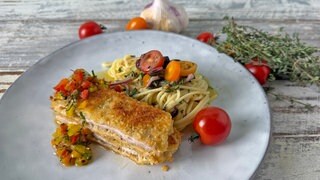 Parmesanschnitzel mit Spaghettisalat und Paprika-Dip