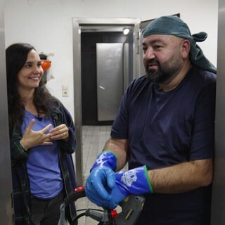 Sinan (rechts) ist Sanitärreiniger in Stuttgart und zeigt unserer Moderatorin Leonie Maderstein seine Arbeit.
