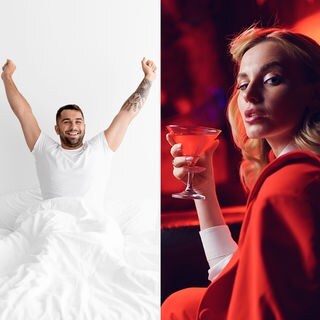 Ein Mann, der ausgeschlafen im Bett sitzt, und eine Frau, nachts mit einem Cocktailglas