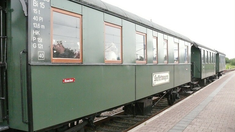 Die Wagen stehen dauernd draußen. Das älteste Fahrzeug hier ist 114 Jahre alt.