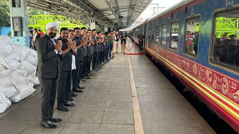 Die Mannschaft des Deccan Odyssey steht Spalier auf Bahnsteig 18 ? in Bhf Mumbai