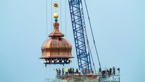 Feierliche Hebung der kupferbeschlagenen Turmhaube und des Kuppelkreuzes auf die Dresdner Frauenkirche