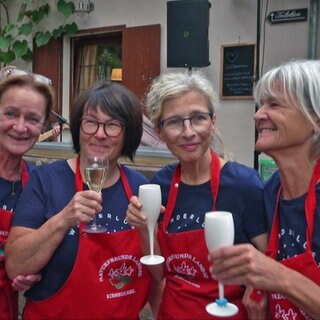 Das Kiesbuckelteam um Isolde Schall (2. v. r.) stoßt auf den Erfolg an
