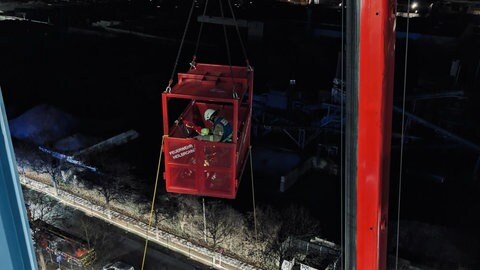 Nach dem Unfall in 40 Meter Höhe konnte der Bauarbeiter mit einem Rettungskorb der Feuerwehr nach unten gebracht werden.