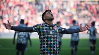 Mainz-05-Spielmacher Nadiem Amiri jubelt nach seinem Elfmeter-Tor gegen den FC Augsburg mit ausgebreiteten Armen.