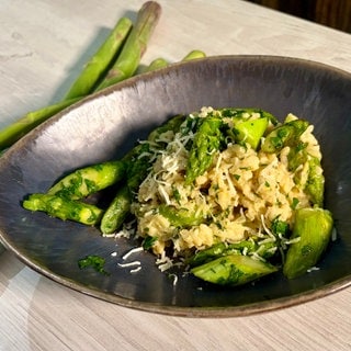 Sie Säure vom Zitronen-Risotto ergänzt sich mit dem Geschmack des grünen Spargels 