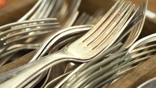 Silberbesteck mit angelaufender Gabel: Silber ist ein Edelmetall und Edelmetalle heißen deshalb so, weil sie beständig sind und zum Beispiel nicht rosten, also nicht oxidieren. Warum läuft Silber trotzdem an?