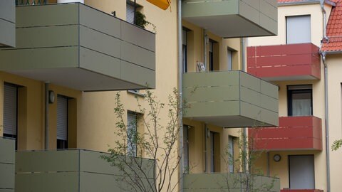 Balkone neugebauter Sozialwohnungen. Mehr vorgefertigte Teile sollen zu geringeren Baukosten führen.