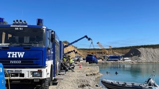 Ein Auto wird aus einem See gehoben. 