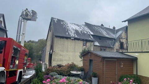 Beim Brand eines Gebäudes in Kröv an der Mosel sind am Mittwoch zwei Menschen verletzt worden. 