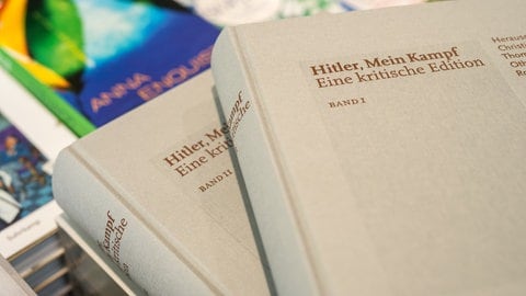 Die beiden Bände einer Ausgabe von „Hitler, Mein Kampf – Eine kritische Edition“, der kommentierten Fassung der Hetzschrift „Mein Kampf“ des späteren nationalsozialistischen Diktators Adolf Hitler.