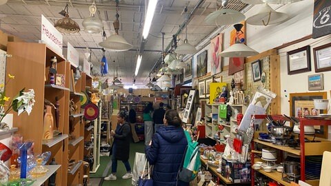 Die Abteilung für Haushaltswaren und Dekoartikel im Ruhango-Markt Landau. 