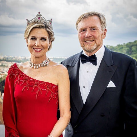 Königin Máxima und König Willem Alexander: Das niederländische Königspaar trägt elegante Kleidung und strahlt.