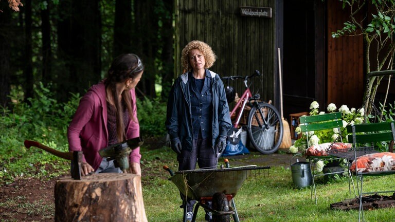 Franziska (Tjadke Biallowons) und Bea (Christiane Brammer) bei Franziskas Waldhaus