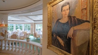 Porträt Hermine Bareiss, im Hintergrund der Wintergarten. Hier findet das Festessen statt