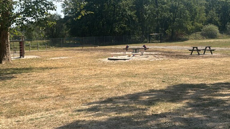 Mitarbeitende von Freibad, Bauhof, Feuerwehr und  Förderverein haben mit Freiwilligen alles wieder hergerichtet. Na dann: Ab ins kühle Nass!
