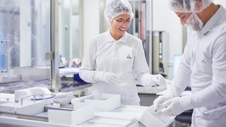 Abfüllen von Medikamenten in Spritzen: mit dieser Dienstleistung in absolut steriler Umgebung befindet sich Vetter weiter auf Erfolgkurs. Es steigerte den Umsatz vergangenes Jahr um 13 Prozent auf rund 1,2 Milliarden Euro.