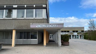 Zu sehen ist ein Schild mit der Aufschrift "Schillerschule". Die Werkrealschule in Onstmettingen könnte bald geschlossen werden.
