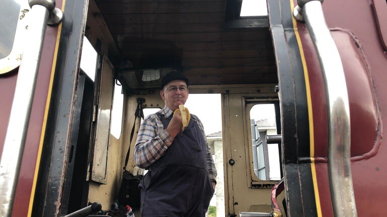 Das Bahnpersonal schmunzelt über den Ansturm der Kamerateams an diesem Tag im Juli 2019. Die Ehrenamtlichen von der Welsh Highland Railway sind diese Aufmerksamkeit gewöhnt. 