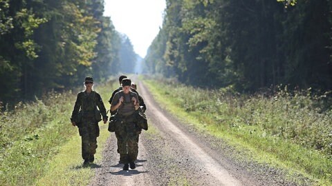 Key Visual „Im Grenzland – Frauen in Estland bereiten sich auf den Ernstfall vor” Streaming Tipps 2025