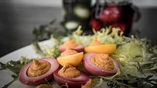 Bunte gefüllte Ostereier