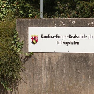 Schild der Karolin- Burger -Realschule in Ludwigshafen