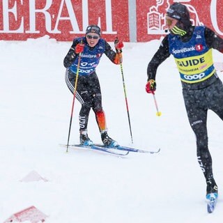 Die Para-Biathletin Leonie Walter mit ihrem Guide