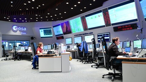 Das Kontrollzentrum der Europäischen Weltraumorganisation ESA in Darmstadt: Hier koordinieren Experten die Raumfahrt-Missionen und überwachen die Satelliten der ESA.
