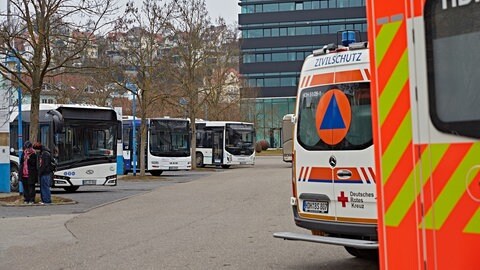 In einem Schulbus in Heidenheim sind mehrere Kinder verletzt worden. Nach Angaben der Polizei sind Dämpfe aus der defekten Batterie des Busses ausgetreten. 