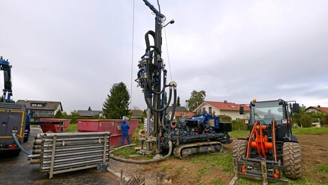 Beginn der Sondenbohrungen für die Wärmeversorgung in einem Neubaugebiet im Allgäu: Wenn sowieso umfangreiche Erdarbeiten anstehen, ist der zusätzliche Aufwand für Tiefbohrungen oder das Verlegen von Kollektorflächen vergleichsweise gering. 