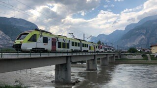 Die ersten der 66 Kilometer langen Bahnlinie führen durch die Rotaliana-Ebene im Etschtal.
