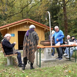 Gemeinsames Grillen in der Hütte des Vereins in Scheuern.