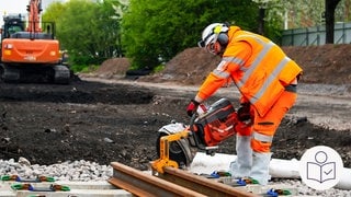 Ein Mann arbeitet an Bahn·gleisen. Der Mann trägt orangene Arbeits·kleidung und hat ein Gerät in der Hand. Mit dem Gerät schneidet er die Schienen. Rechts das SWR Logo für Leichte Sprache.