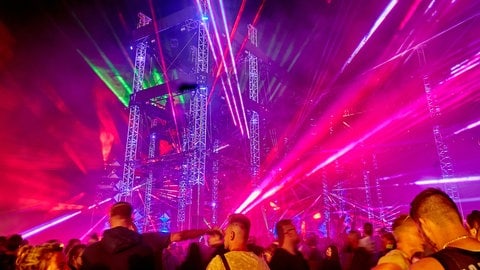 Raver tanzen beim Technofestival "Nature One"