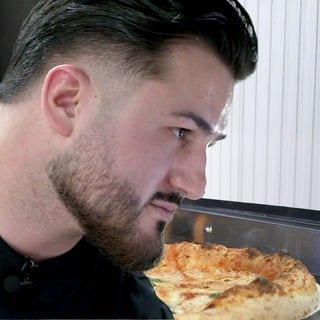 Lorenzo Parrotta und seine Pizza