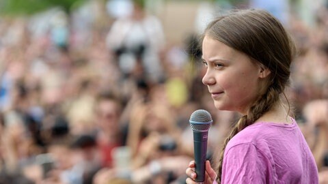 Klimaaktivistin Greta Thunberg 2019 beim freitäglichen Schülerstreik im Berliner Invalidenpark: Es scheint, dass mit den aktuellen Herausforderungen, mit Flüchtlings- und Klimakrise sowie dem Krieg in der Ukraine die Sehnsucht nach Heldenfiguren wächst. Für viele sind die Aktivistinnen Carola Rackete, Greta Thunberg oder der ukrainische Präsident Wolodymyr Selenskyj moderne Helden und Heldinnen