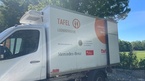 Mit fünf Fahrzeugen holen die Fahrer der Ludwigshafener Tafel Lebensmittel bei Supermärkten ab - 20 Tonnen die Woche.