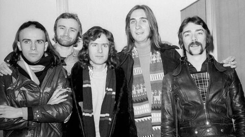 Genesis 1974 auf US-Tour. Von links nach rechts: Peter Gabriel, Phil Collins, Tony Banks, Mike Rutherford und Steve Hackett. | Peter Gabriel – "Solsbury Hill"