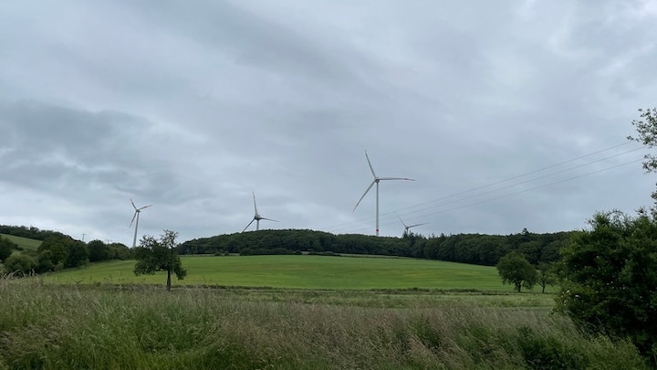 Windräder bei Gerbach im Donnersbergkreis im Sommer mit Wolken