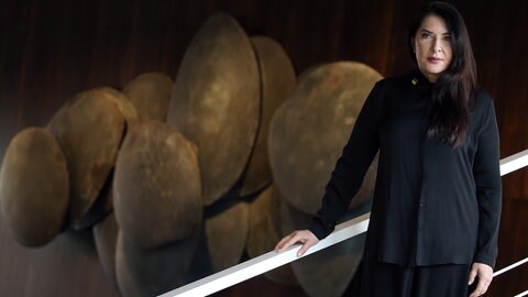 Die serbische Künstlerin Marina Abramović gilt als einer der wichtigsten Vertreterinnen der Performance-Kunst.