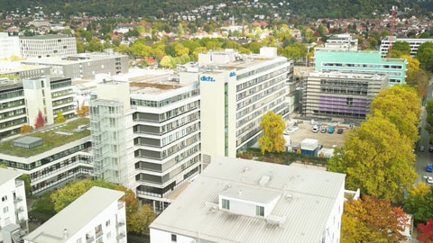 Drohnen-Aufnahme vom DKFZ in Heidelberg. Dort wurde ein Instrument entwickelt, welches mit einem KI-Foto Sepsis besser erkennen kann.