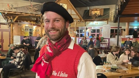 Direktkandidat der Linken aus Karlsruhe, Marcel Bauer, auf der Wahlparty am Sonntagabend - sehr glücklich. 
