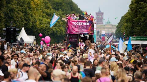 Hunderttausende feiern in Berlin 2024 die "Berlin Pride" (Archivbild).