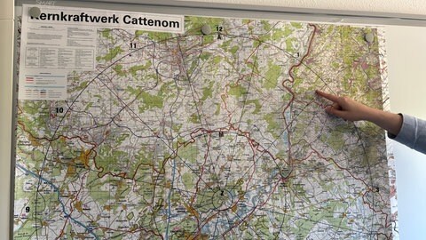 Die Karte in der Kreisverwaltung Trier-Saarburg zeigt in der Mitte das AKW Cattenom. Im Umkreis von 25 Kilometern, also dem äußersten Kreis, liegt ein Zipfel des Kreises mit Palzem, Merzkirchen und Kirf.