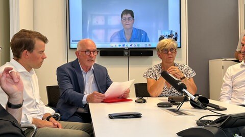 Die Familie des Mordopfers bei der Pressekonferenz nach dem Prozess