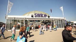 Das Gläserne Studio des SWR auf dem Maimarkt