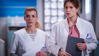 Schwester Caro (Constanze Weinig) und Celine (Ana-Carolina Kleine) stehen nebeneinander